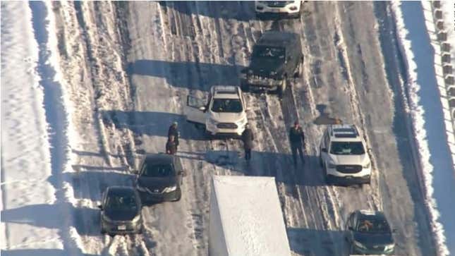Image for article titled Frozen highway full of stranded motorists turns into a potluck