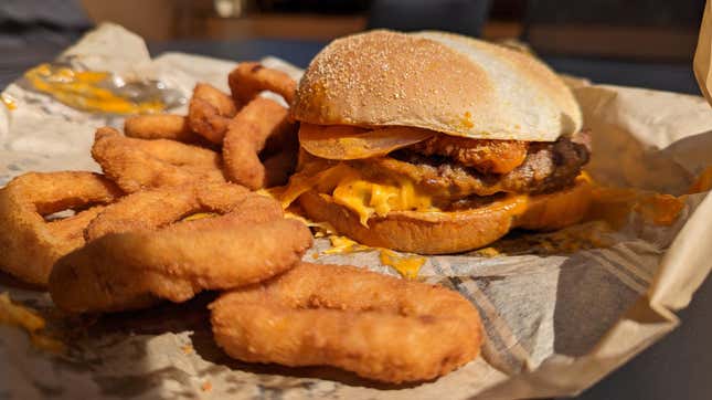 Burger King y Doritos lanzan la Cheesy Doritos, una hamburguesa con queso y doritos de queso rellenos de queso