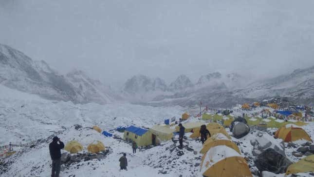 Imagen para el artículo titulado Trasladarán el campamento base del Everest porque el glaciar sobre el que reposa se está fundiendo