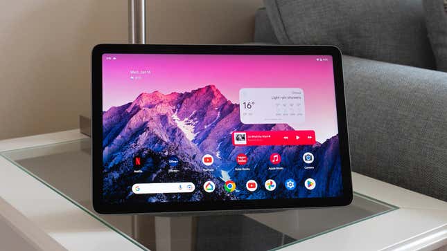 Una tableta Google Pixel sobre una mesa de vidrio. La pantalla muestra varias aplicaciones como Netflix, YouTube y Disney+