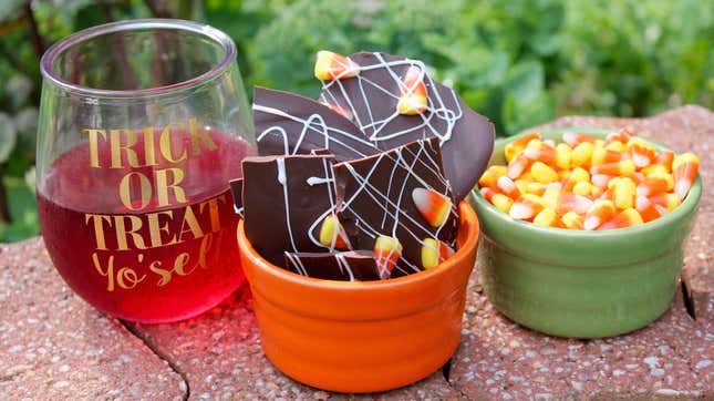 Image for article titled These Are the Best Pairings of Halloween Candy and Booze
