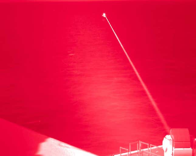 El buque portuario de transporte anfibio USS Portland (LPD 27) realiza una demostración del sistema de armas láser de alta energía en un objetivo de entrenamiento de superficie estática, el 14 de diciembre, mientras navega en el Golfo de Adén