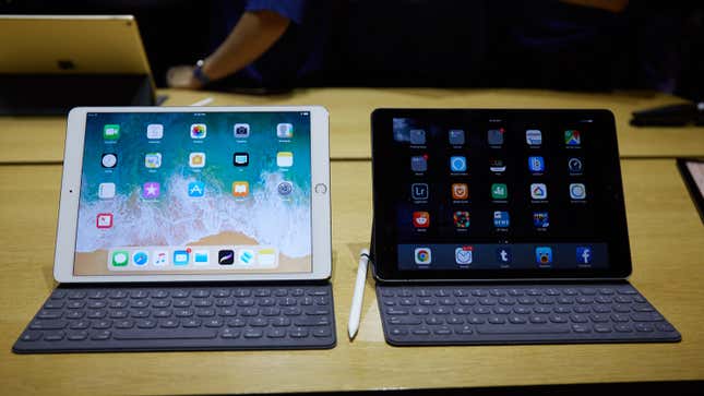 The new 10.5-inch iPad Pro on the left and the smaller 9.7-inch iPad Pro on the right. (Image: Alex Cranz/Gizmodo)