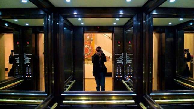 La razón por la que hay espejos en los ascensores