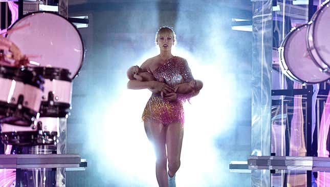 Image for article titled Taylor Swift Accused Of Ripping Off Beyoncé By Giving Birth To Twins As Part Of Billboard Music Awards Performance