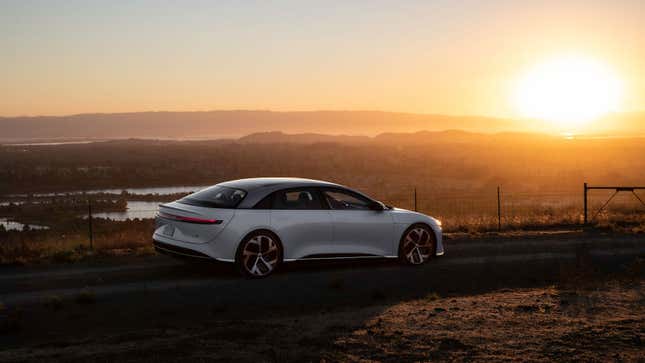 Imagen para el artículo titulado Fallos de software detienen los coches de Lucid en medio de la carretera o los mueven en la dirección equivocada