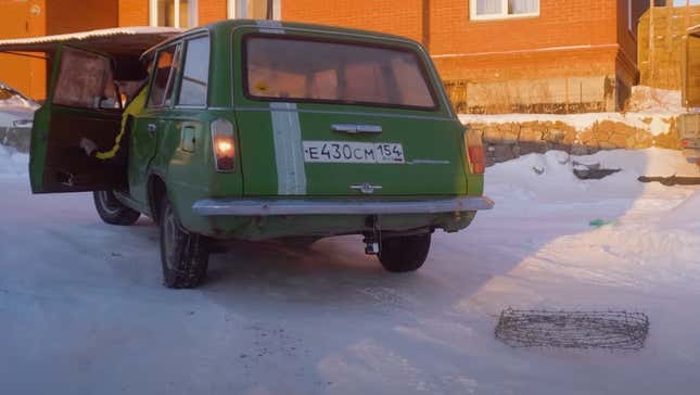 Image for article titled Our Favorite Russians Attempt To Make Studded Tires Using Barbed Wire