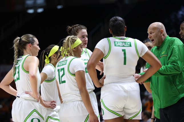 Oregon huddles up during its first-round loss to Belmont.