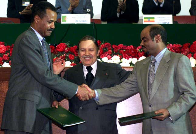Algerian President Abdelaziz Bouteflika (C) stands between Eritrean President Isayas Afewerki (L) who shakes hands with Ethiopian Prime Minister Meles Zenawi (R) after signing peace agreements December 12, 2000. Ethiopia and Eritrea formally ended their two-year border war after months of mediation by the Organisation of African Unity (OAU), the United Nations and the United States. - PBEAHULFNBJ