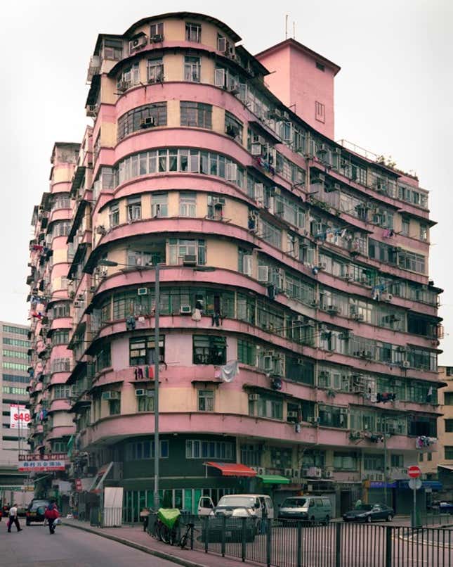 Michael Wolf, Corner House #34, Hong Kong, 2009. Blue Lotus Gallery.
