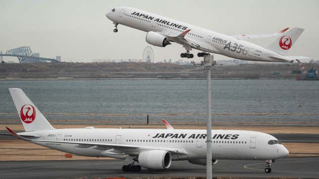 Image for article titled Japanese Flight Forced to Turn Around After Missing Landing Deadline by 10 Minutes
