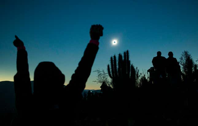 Imagen para el artículo titulado 8 fotos espectaculares del eclipse solar total de 2019