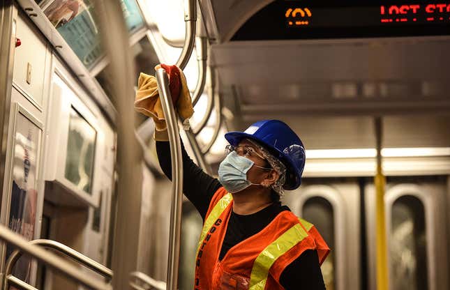 Un operario del metro de Nueva York desinfectando un vagón.