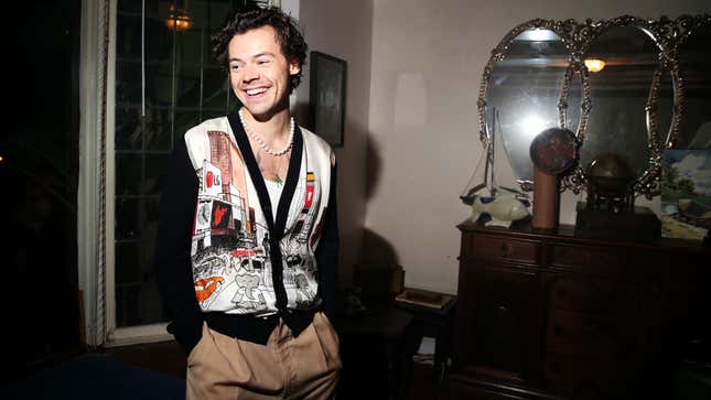 Image for article titled Harry Styles Is Not Trying to Date In the Middle of a Freakin&#39; Pandemic!