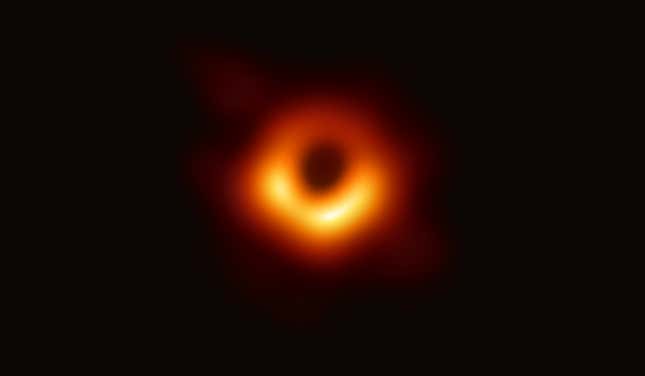 Een afbeelding van het zwarte gat in het centrum van M87, omgeven door oververhit materiaal.