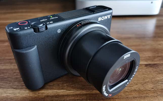 Imagen para el artículo titulado Probamos la Sony ZV1, una compacta para vídeo tan fácil de usar que casi me convierte en youtuber