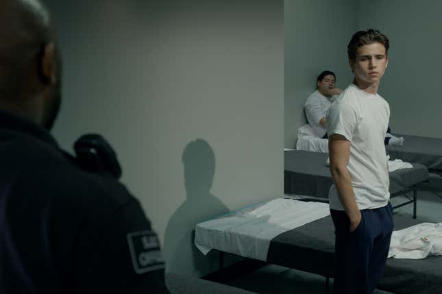Imagen para el artículo titulado El tráiler de la temporada 3 de Cobra Kai es pura acción y alianzas inesperadas