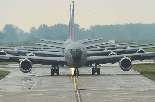 Varios Boeing KC-135R reacondicionados en pista.