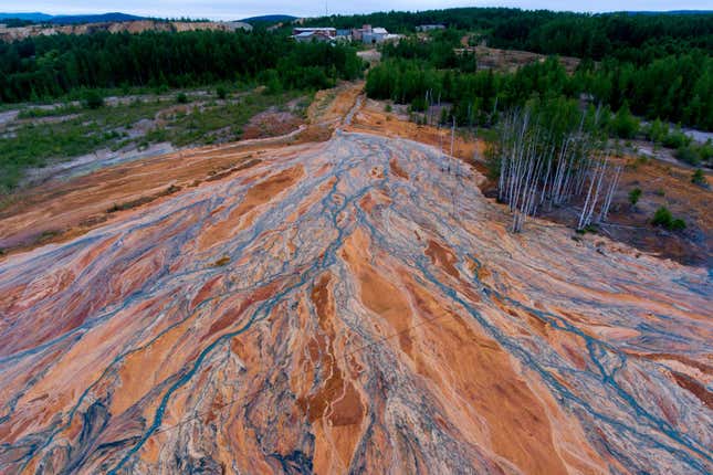 Imagen para el artículo titulado Este alucinante río en Rusia que fluye de color naranja es un nuevo desastre ambiental
