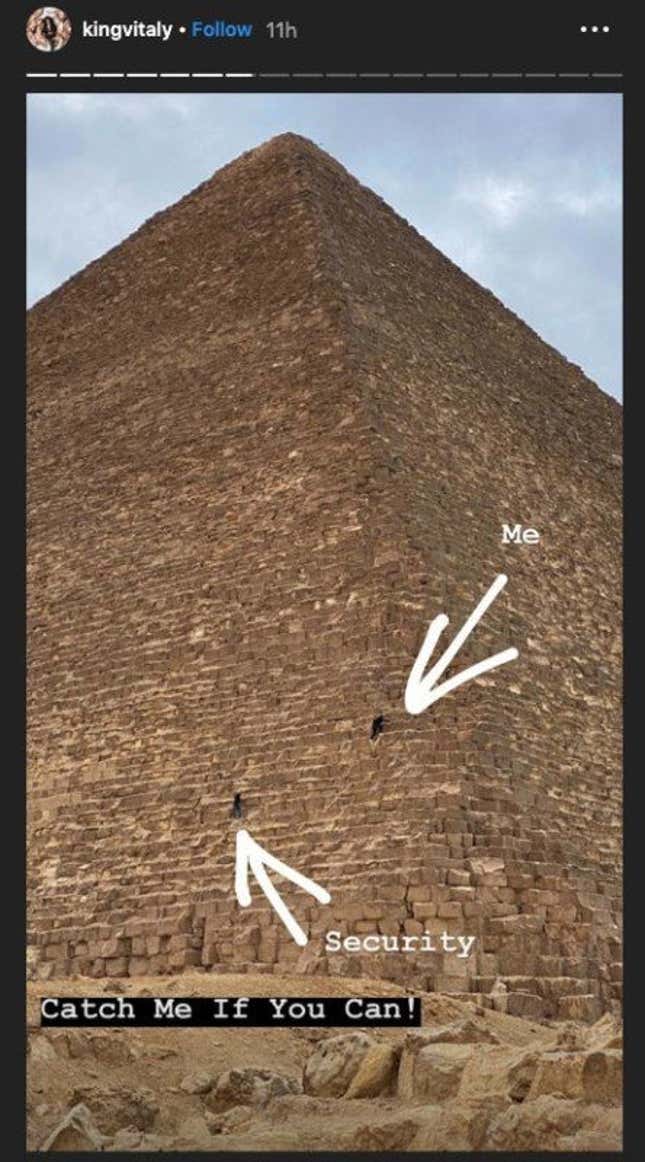 Imagen para el artículo titulado Influencer de Instagram y YouTube sube a la cima de la Gran Pirámide de Guiza al grito de "¡El miedo no existe!". Acaba en la cárcel