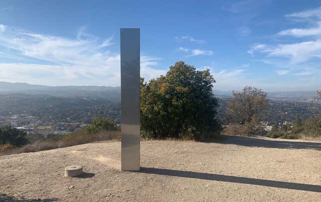 Imagen para el artículo titulado Aparece un tercer monolito en una montaña de California
