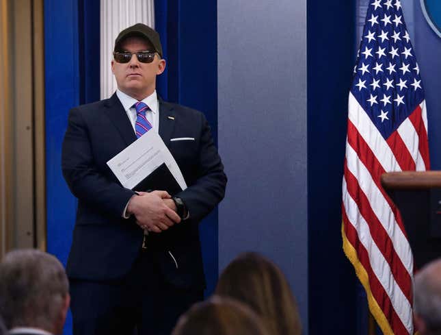 Image for article titled Sean Spicer Walking Around White House In Sunglasses And Baseball Cap To Avoid Press