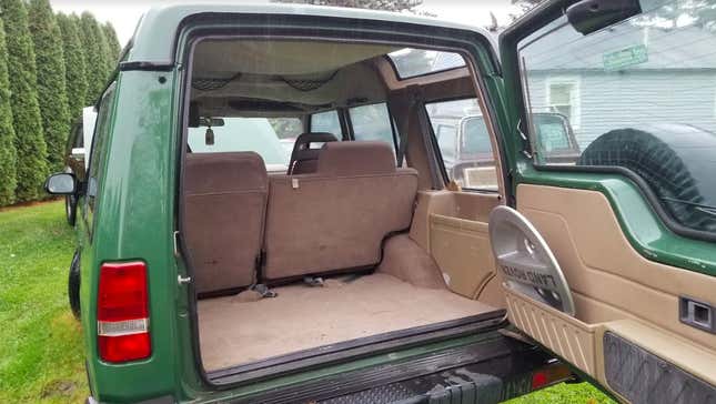 Image for article titled Here's What's Wrong With The Mysterious Land Rover Discovery In My Backyard