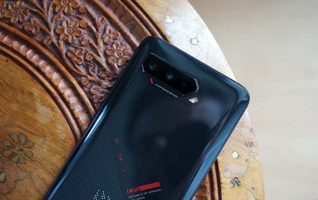 Imagen para el artículo titulado Asus ROG Phone 5: el teléfono más potente del mercado no solo es interesante para gamers