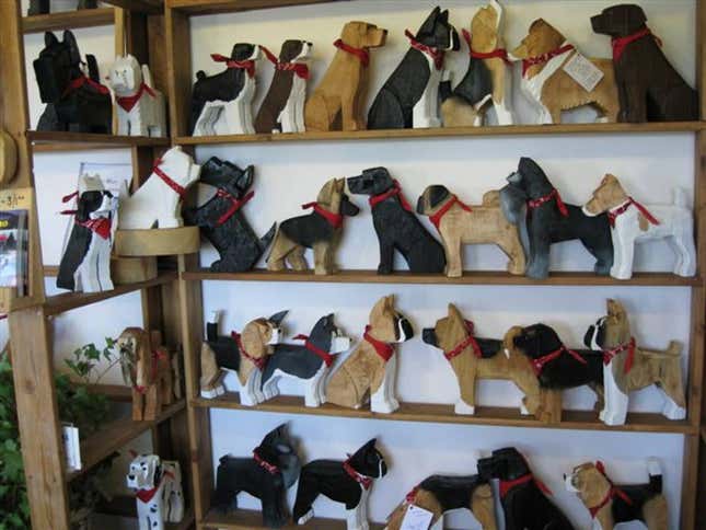 Las esculturas de sabuesos de los dueños también se pueden adquirir en la tienda de regalos al lado de la casa.