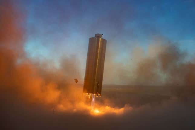 Imagen para el artículo titulado Las surrealistas imágenes de la Starship volando por primera vez sirven como fondo de pantalla