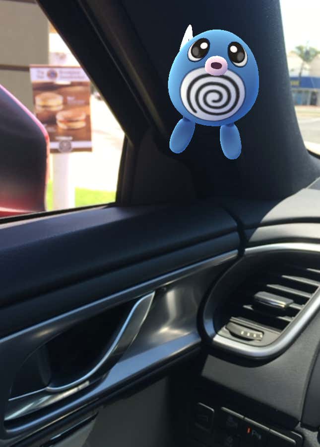 Intenté atrapar un Pokémon estando parado en un drive-thru. Incluso entonces me sentí un idiota cuando no avancé de inmediato porque había un Poliwag a la vista. Aparca en algún lugar donde puedas permanecer estacionado para atrapar un Pokémon.