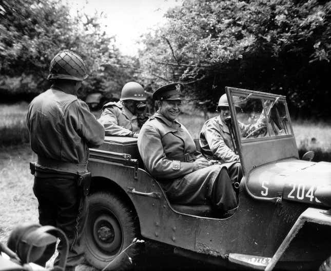 Imagen para el artículo titulado El origen de los SUVs: cómo los vehículos militares mutaron hasta invadir nuestras carreteras