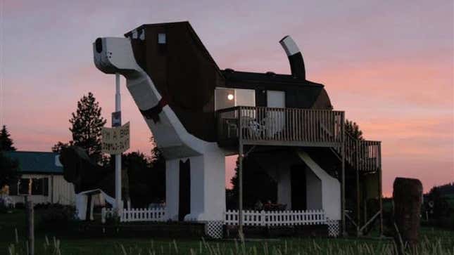 Los amantes de los perros tienen que añadir esta casa con forma de sabueso a su lista de destinos.