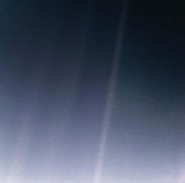 Imagen para el artículo titulado 30 años de Pale Blue Dot: el día que Carl Sagan nos mostró lo insignificantes que éramos en el espacio