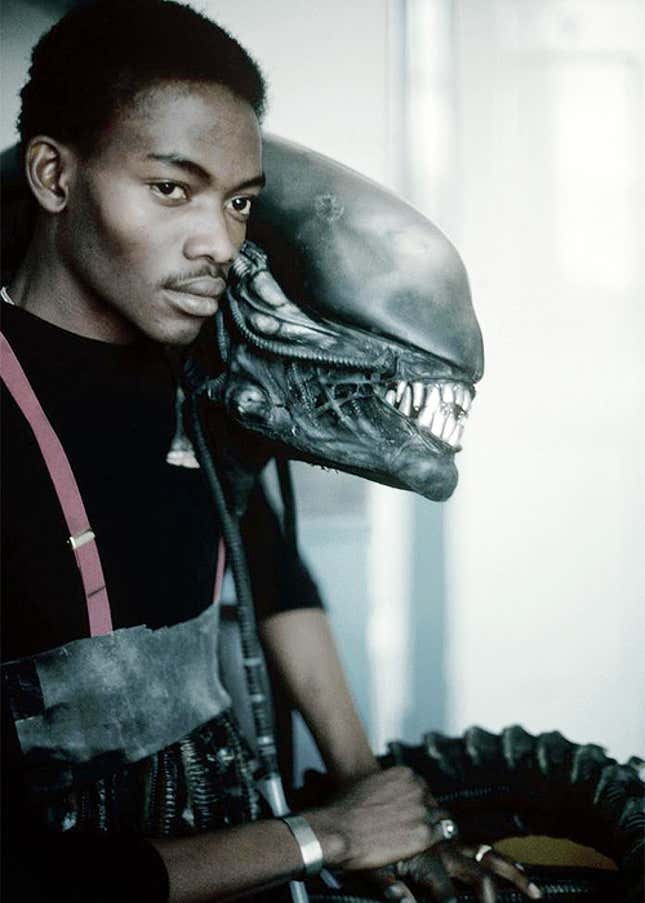 Bolaji Badejo, descansando con el traje de Xenomorfo durante el rodaje de Alien.
