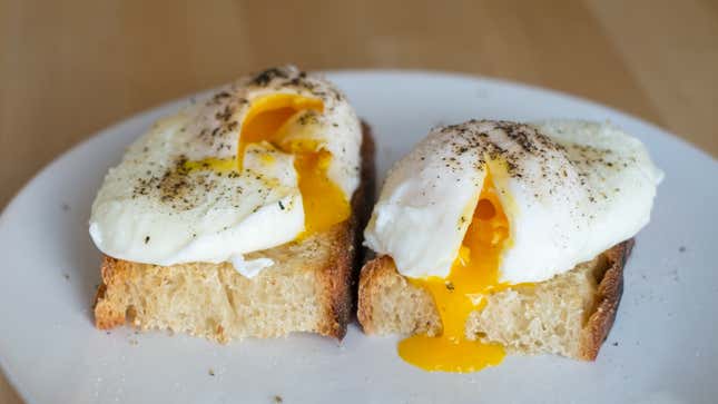 Image for article titled This Is the Chillest, Easiest Way to Poach an Egg