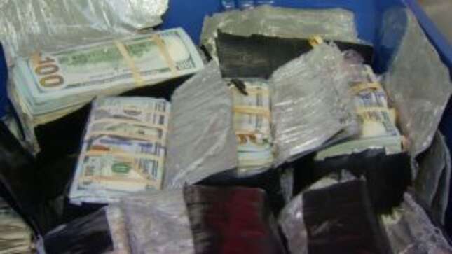 Esto es lo que pasa cuando un camión blindado pierde 175.000 dólares en billetes sobre una autopista