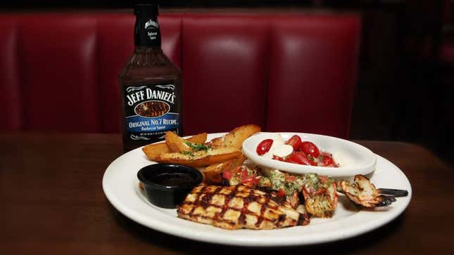 Image for article titled T.G.I. Friday&#39;s Unveils New Jeff Daniels Barbecue Sauce