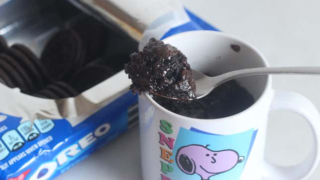 Image for article titled This Oreo Mug Cake Is Only a Mild Cry for Help