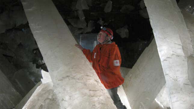 Es necesario utilizar trajes especiales refrigerados para aguantar las altas temperaturas de la cueva.
Imagen: Penelope Boston