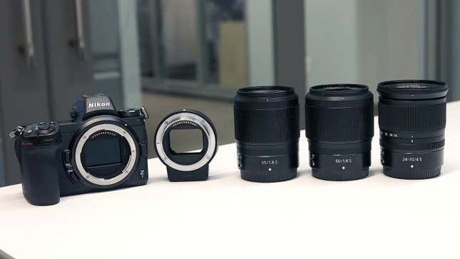 La Z7, la montura adaptador FTZ, y las tres lentes disponibles ahora mismo.