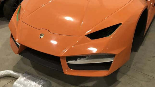 Esta tienda fabricaba Ferraris y Lamborghinis falsos