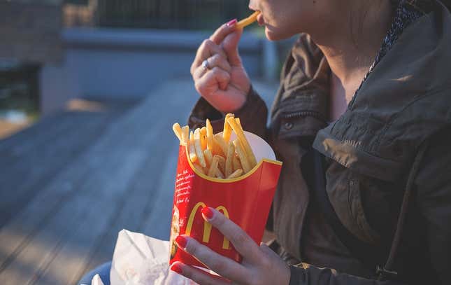 Imagen para el artículo titulado La asombrosa diferencia entre los ingredientes de las patatas de McDonalds de EE.UU. y Reino Unido