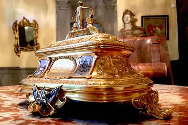 Aquel que resuelva este libro de acertijos ganará un cofre de oro de 750.000 euros