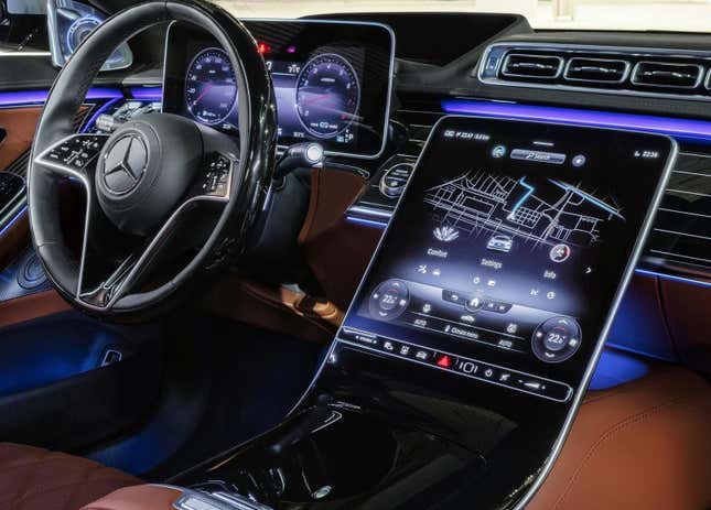 Image for article titled This 2021 Mercedes-Benz S-Class's Back Wheel Is Not Broken