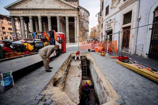 Imagen para el artículo titulado Cosas que pasan en Roma: se abre un sumidero y revela adoquines de 2.000 años de antigüedad