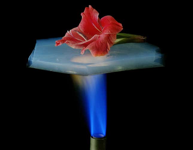 Imagen para el artículo titulado Esto es lo que pasa si echas lava sobre aerogel, uno de los materiales más ligeros y resistentes del mundo