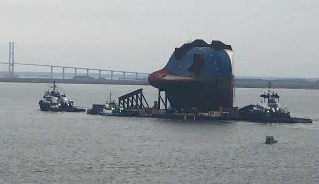 Image for article titled A Chain Just Cut Through A Capsized Cargo Ship Filled With Cars And The Process Is Fascinating (UPDATE W/VIDEO)