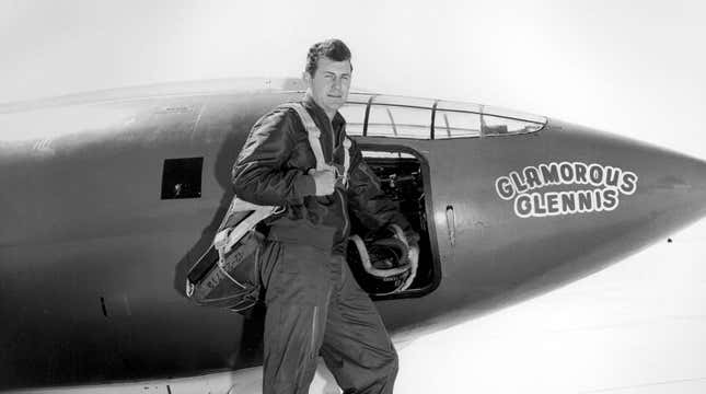 Imagen para el artículo titulado Chuck Yeager, el hombre que rompió la barrera del sonido (y derribó dos aviones sin un solo disparo)