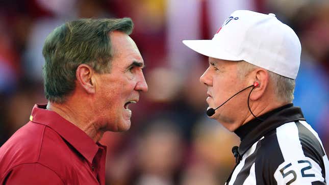 Image for article titled Mike Shanahan Storms Onto Super Bowl Field To Berate Ref For Bullshit Call Against His Boy